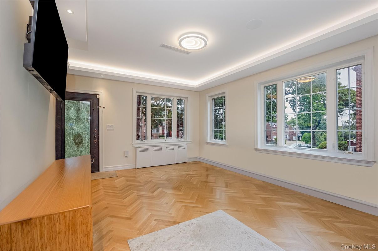 Interior, Recessed Lighting, Wood Texture Flooring