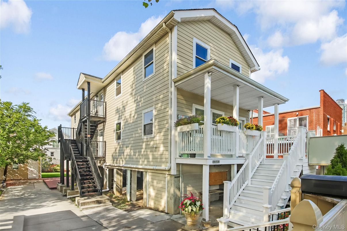 Exterior, Facade, Rowhouse