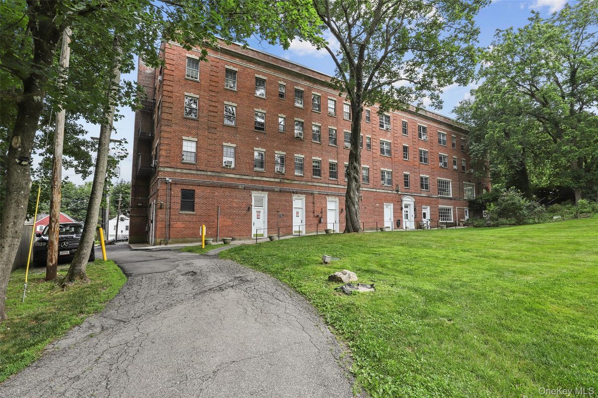 Backyard, Exterior, Facade, Brick Facade, Chicago School