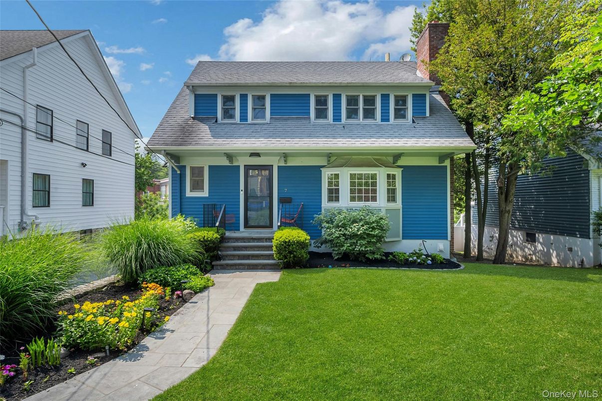 Exterior, Facade, American Foursquare
