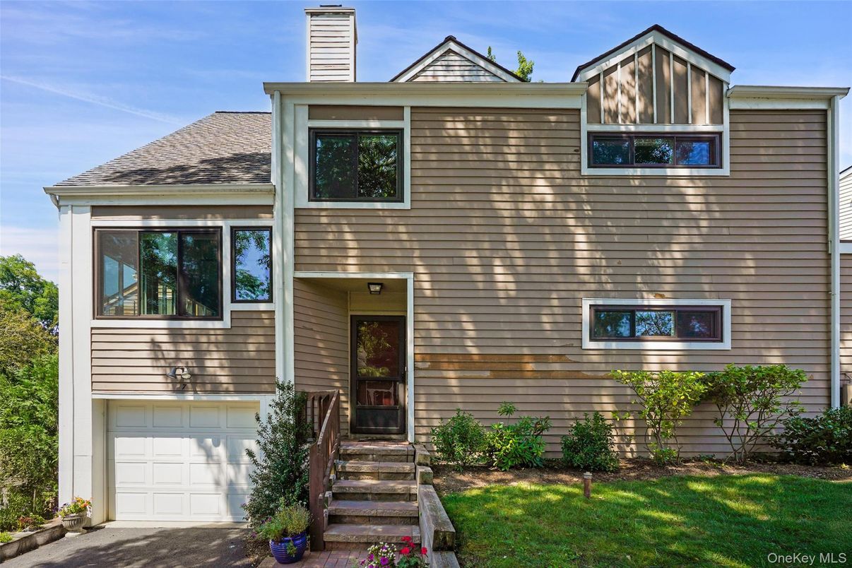 Attached, Exterior, Facade, Raised Ranch