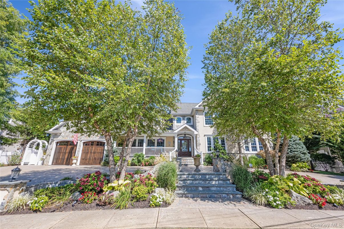 Attached, Exterior, Facade, Queen Anne Victorian