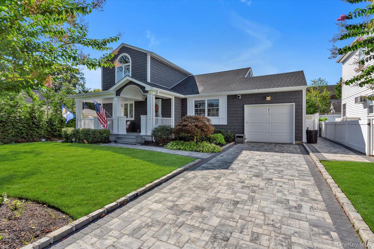 Attached, Exterior, Facade, Cape Cod