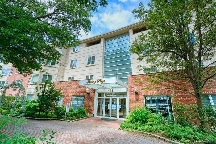 Exterior, Facade, Brick Facade, Rowhouse