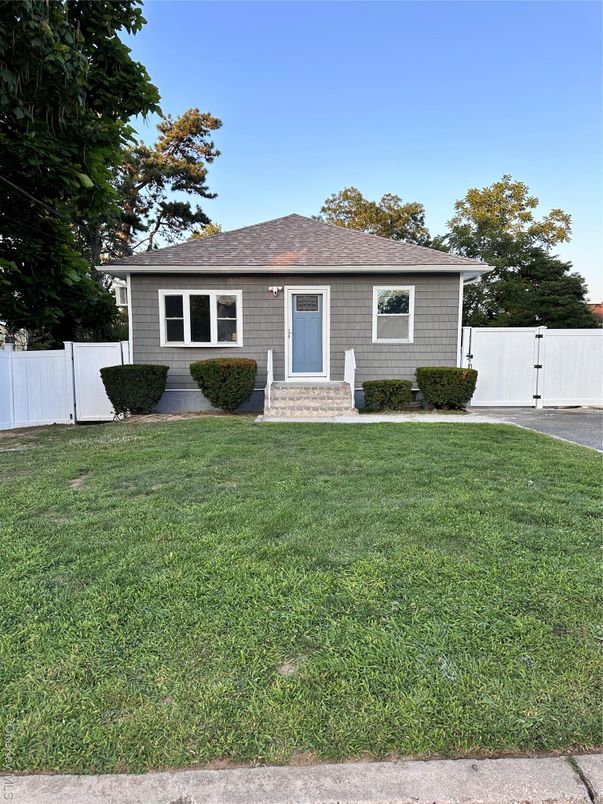 Exterior, Facade, Ranch
