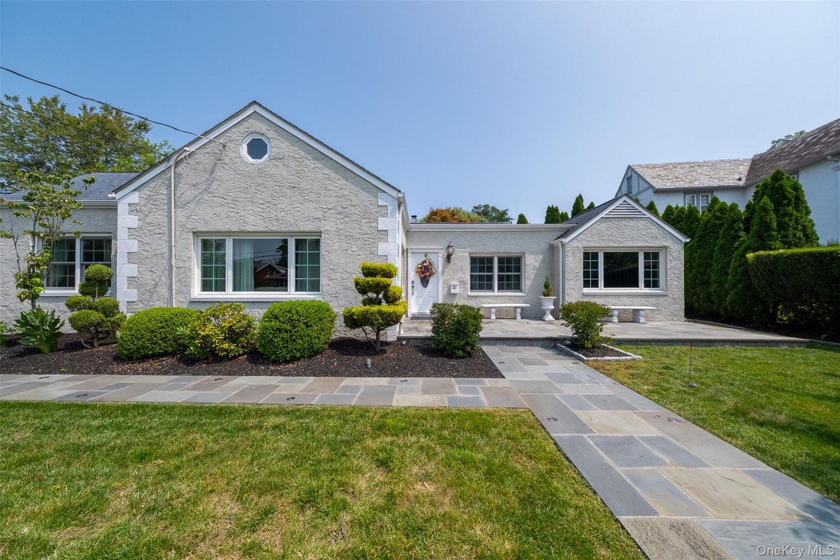 Exterior, Facade, Ranch