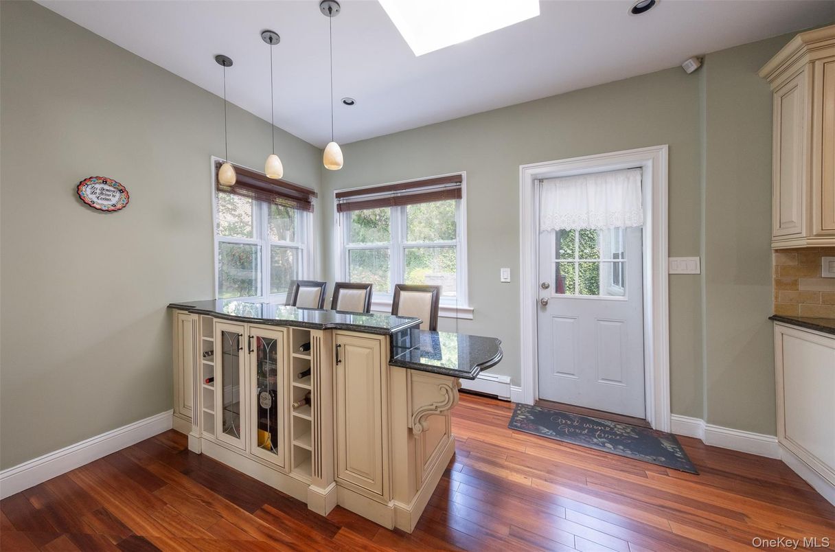 Interior, Pendant Lights, Wood Texture Flooring