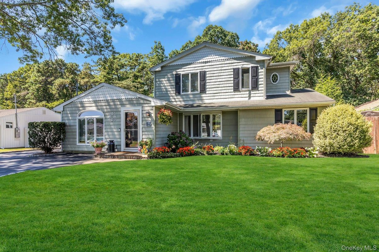 Backyard, Exterior, Facade, Split Level
