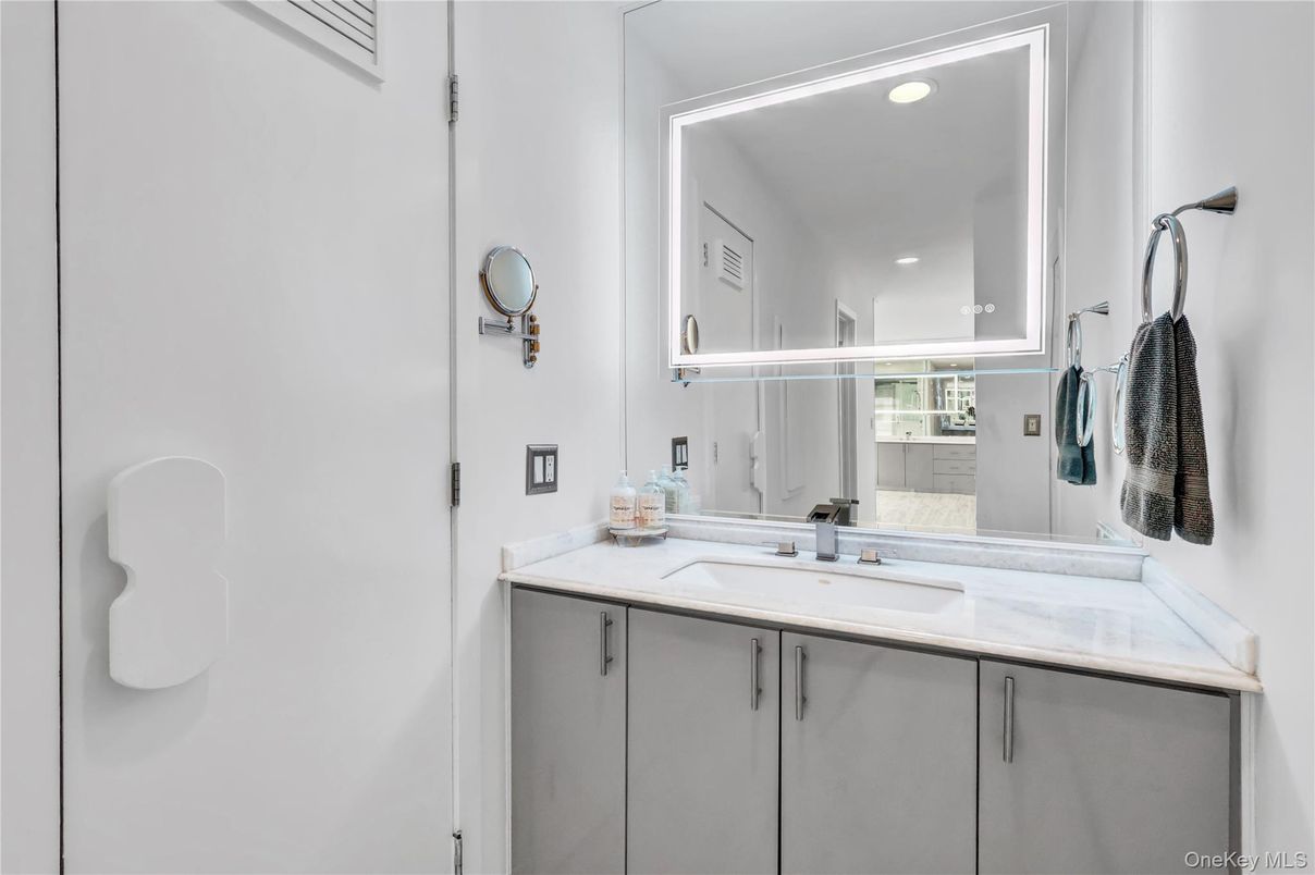 Bathroom, Interior, Recessed Lighting