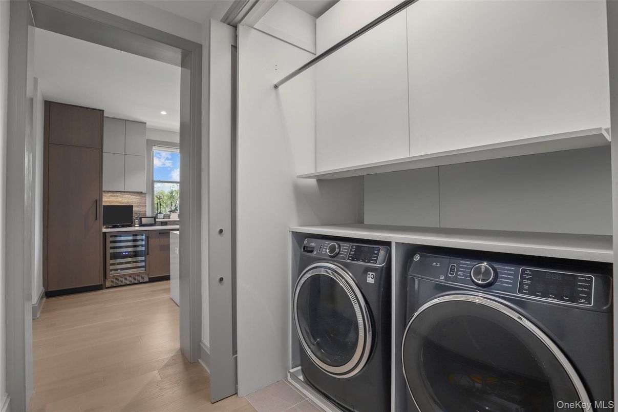 Interior, Recessed Lighting, Washer, Wood Texture Flooring