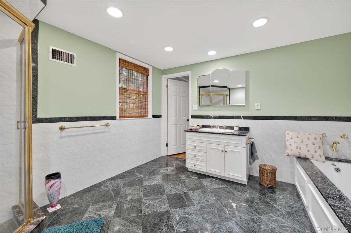 Bathroom, Interior, Recessed Lighting