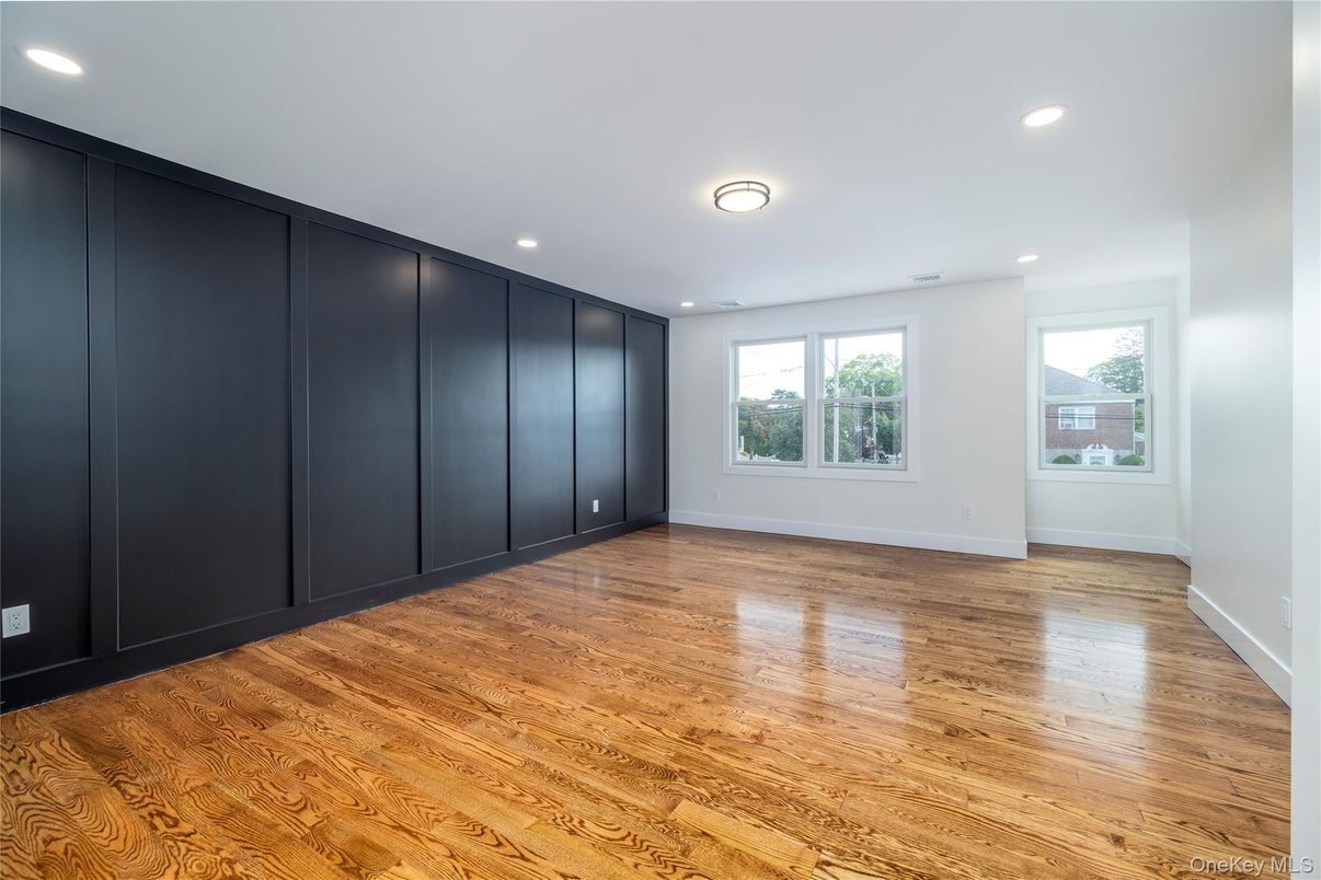 Empty room, Interior, Recessed Lighting, Wood Texture Flooring