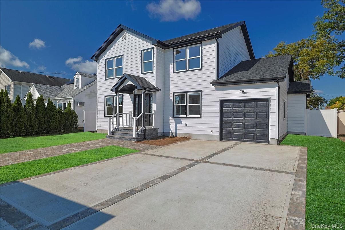 Attached, Exterior, Facade, Farmhouse