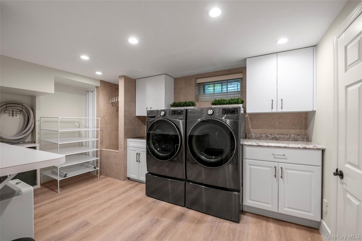 Interior, Recessed Lighting, Washer, Wood Texture Flooring