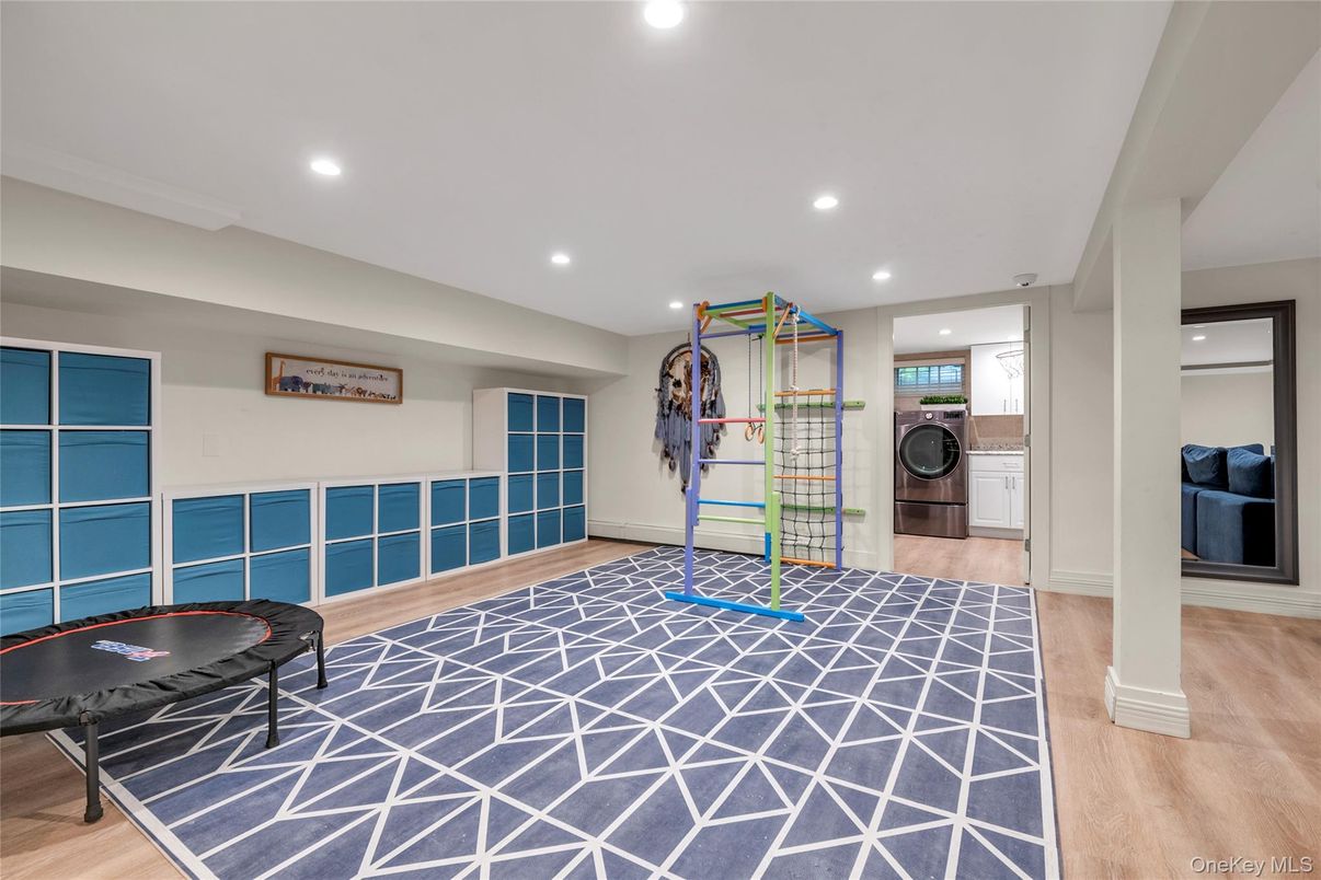 Interior, Recessed Lighting, Washer, Wood Texture Flooring