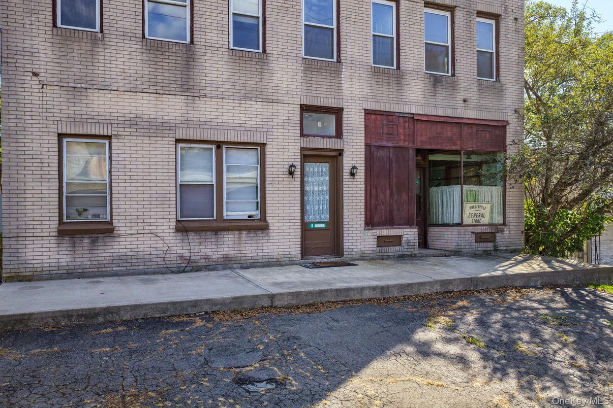 Exterior, Facade, Brick Facade, Rowhouse