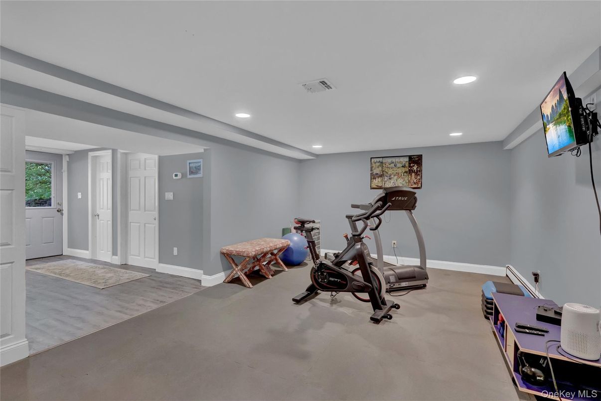 Fitness Equipment, Interior, Recessed Lighting, Wood Texture Flooring
