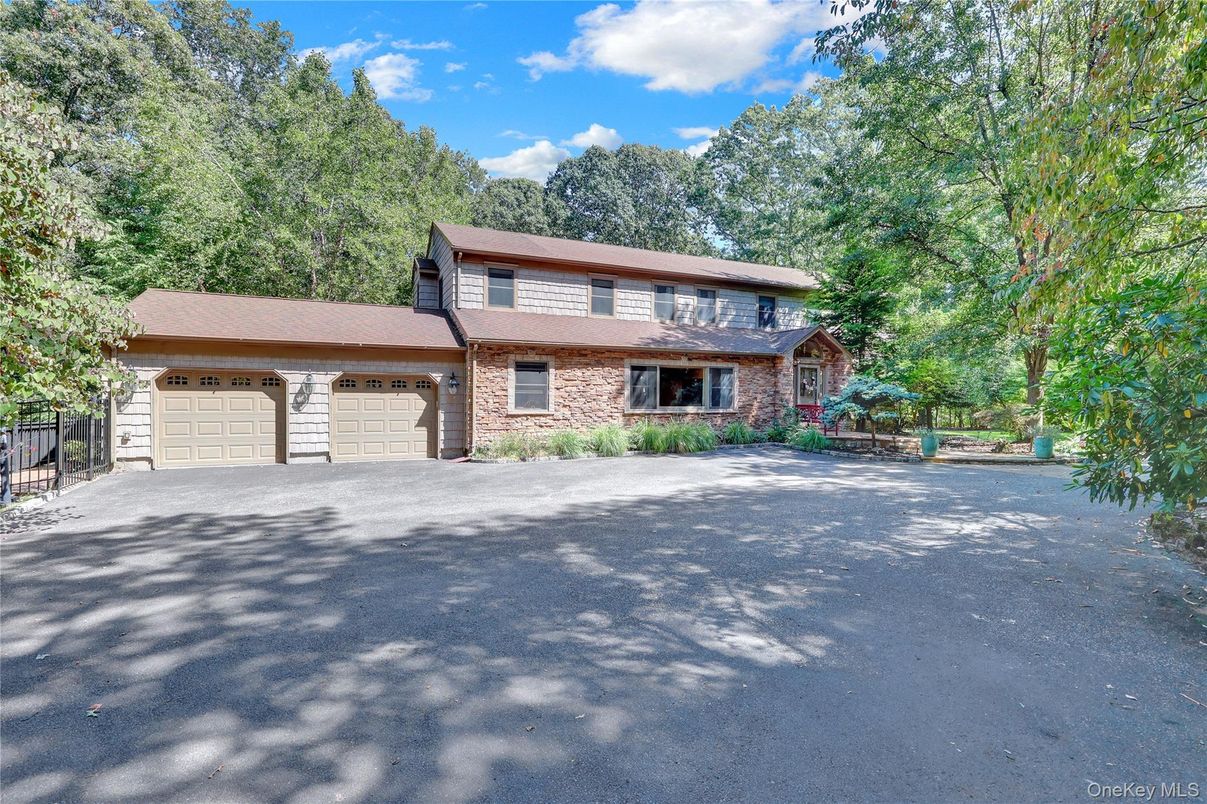 Attached, Exterior, Facade, Brick Facade, Log Home