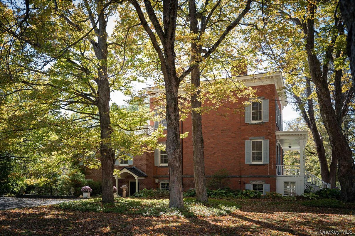 Exterior, Facade, Brick Facade, Rowhouse