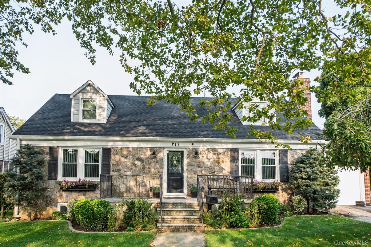 Exterior, Facade, Cape Cod