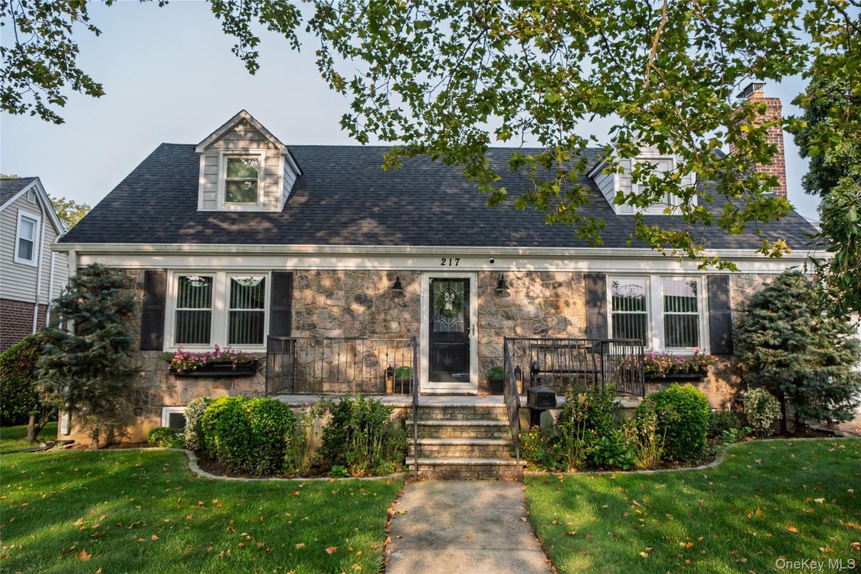 Exterior, Facade, Cape Cod