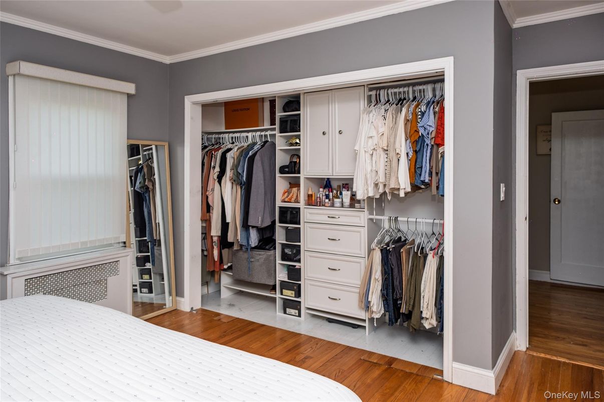 Interior, Walk-in Closets, Wood Texture Flooring