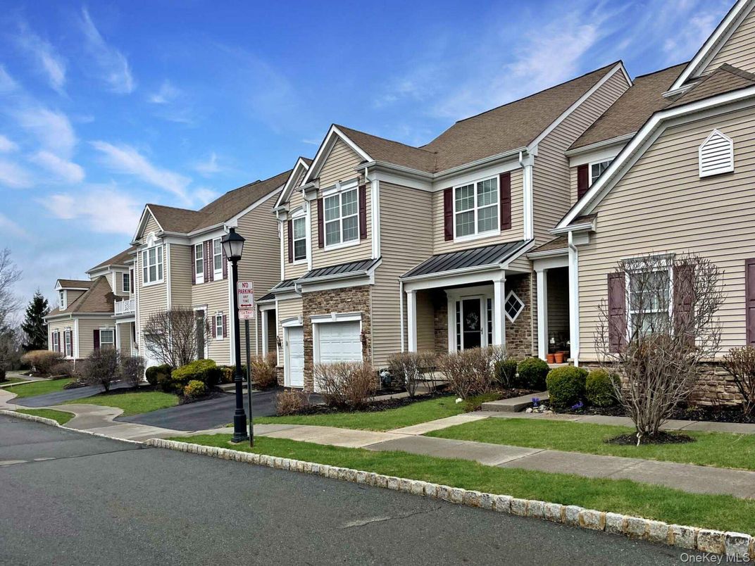 Attached, Exterior, Facade, Rowhouse
