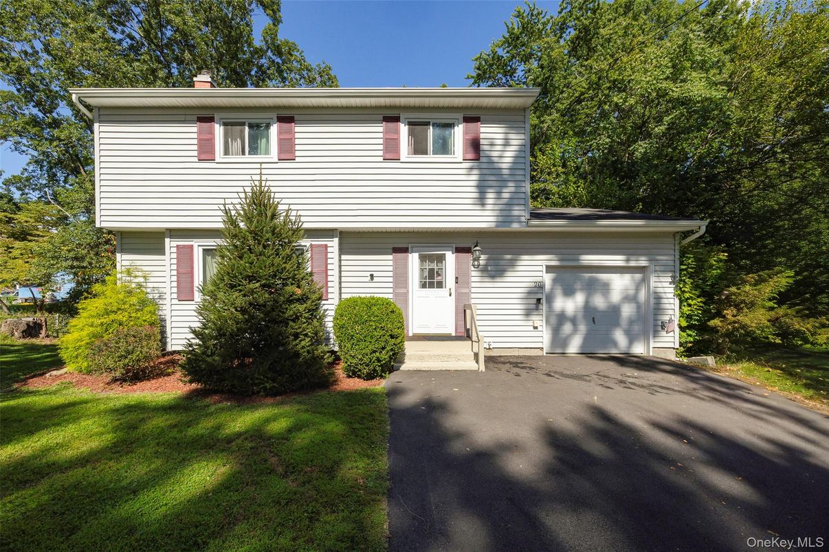 Attached, Exterior, Facade, Split Level