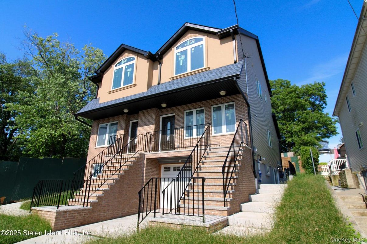 Exterior, Facade, Brick Facade, Queen Anne Victorian