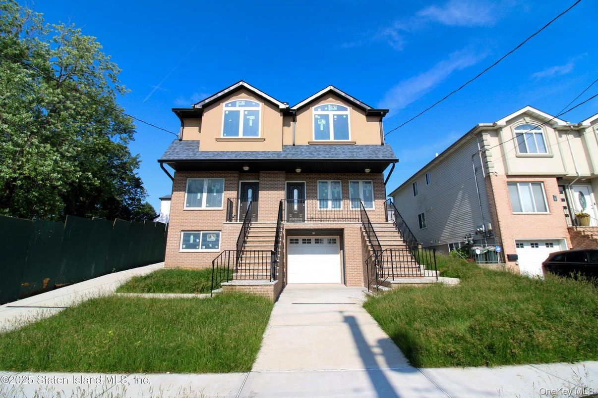 Attached, Exterior, Facade, Brick Facade, Queen Anne Victorian