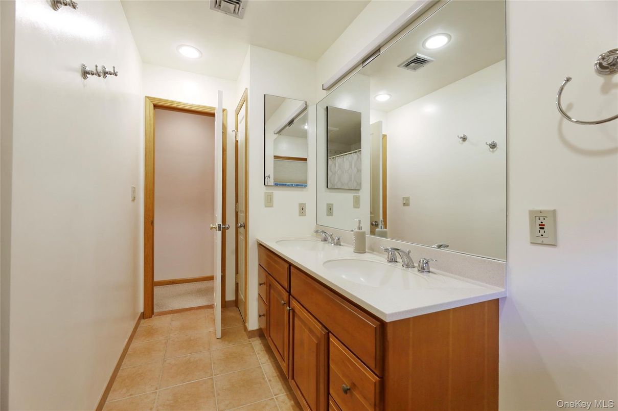 Bathroom, Dual Sink Vanities, Interior, Recessed Lighting