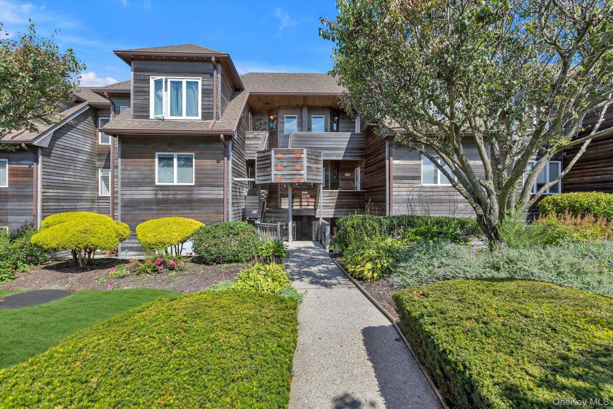 Exterior, Facade, Log Home