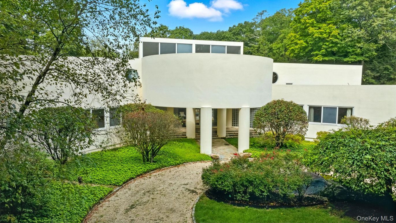 Exterior, Facade, Modern