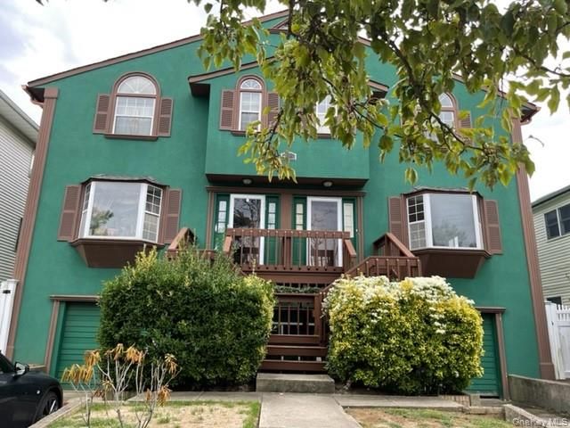 Exterior, Facade, Rowhouse