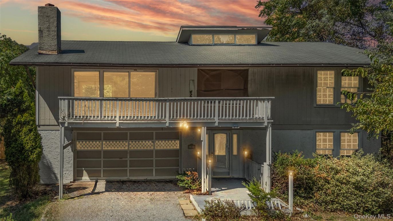 Attached, Exterior, Facade, Modern