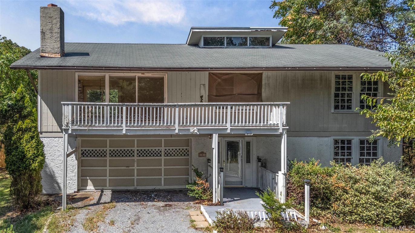 Attached, Exterior, Facade, Split Level