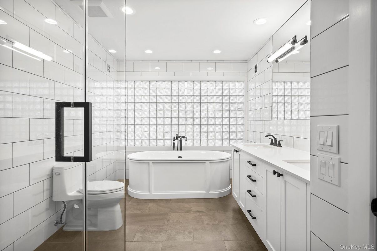 Bathroom, Dual Sink Vanities, Interior, Recessed Lighting
