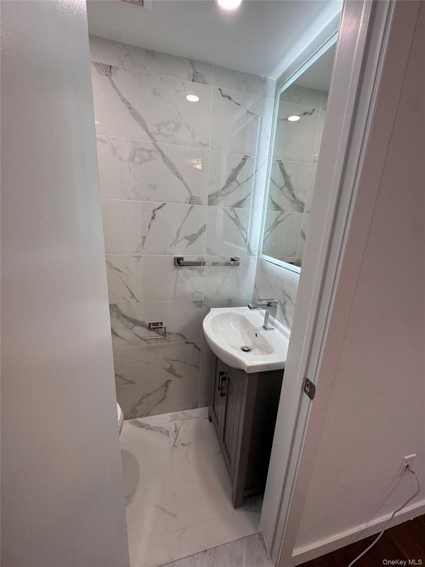 Bathroom, Interior, Marble, Marble Walls, Recessed Lighting