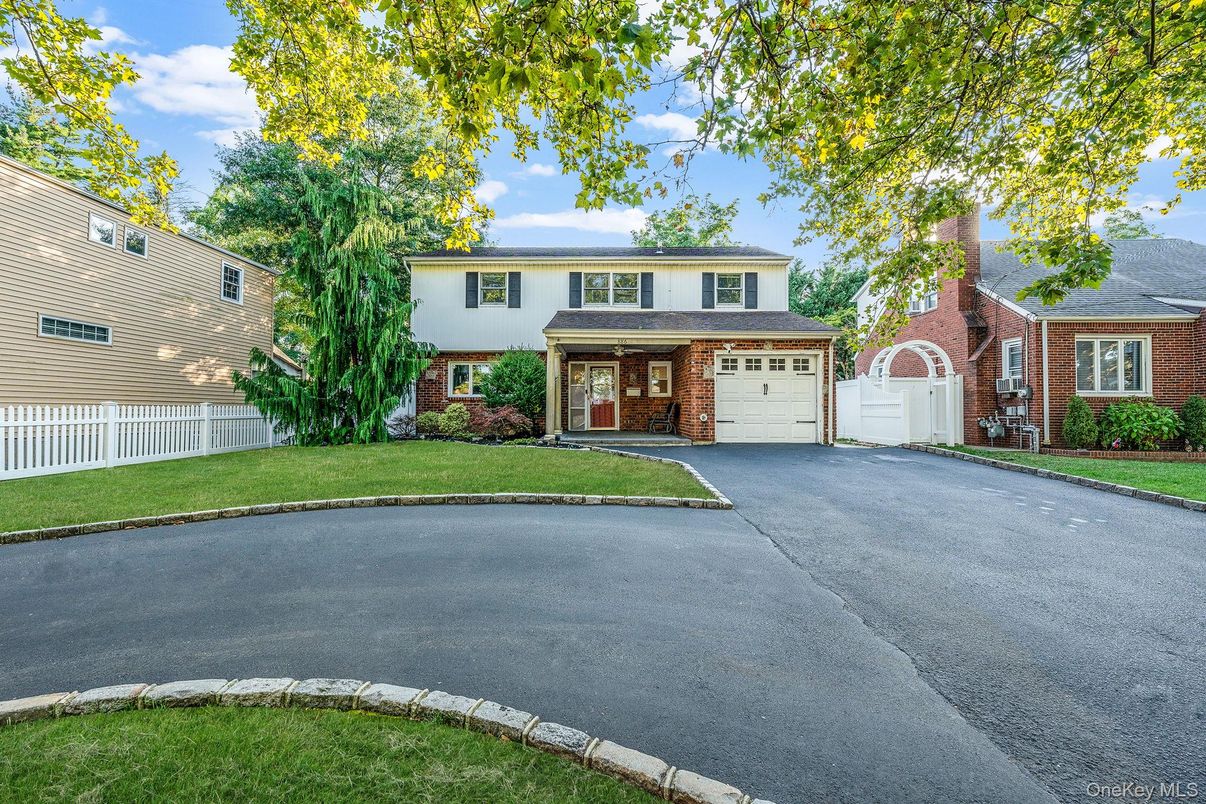 Attached, Exterior, Facade, Brick Facade, Georgian