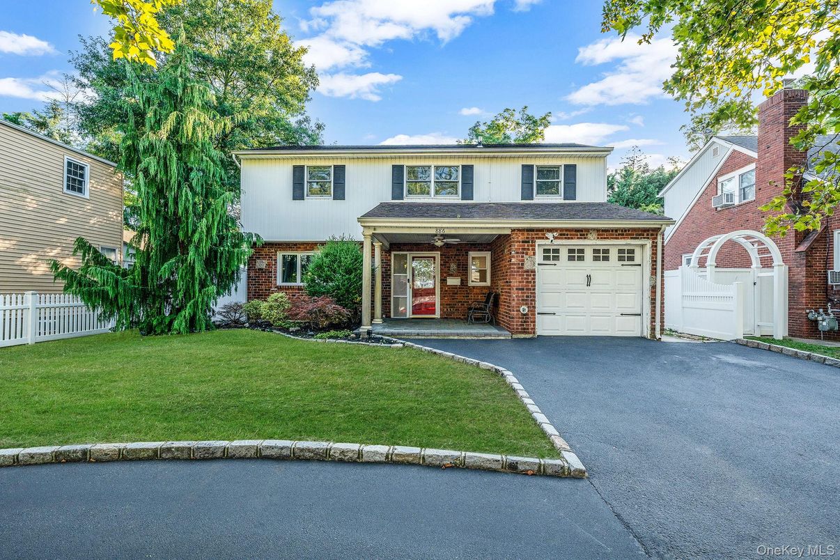 Attached, Exterior, Facade, Brick Facade, Split Level