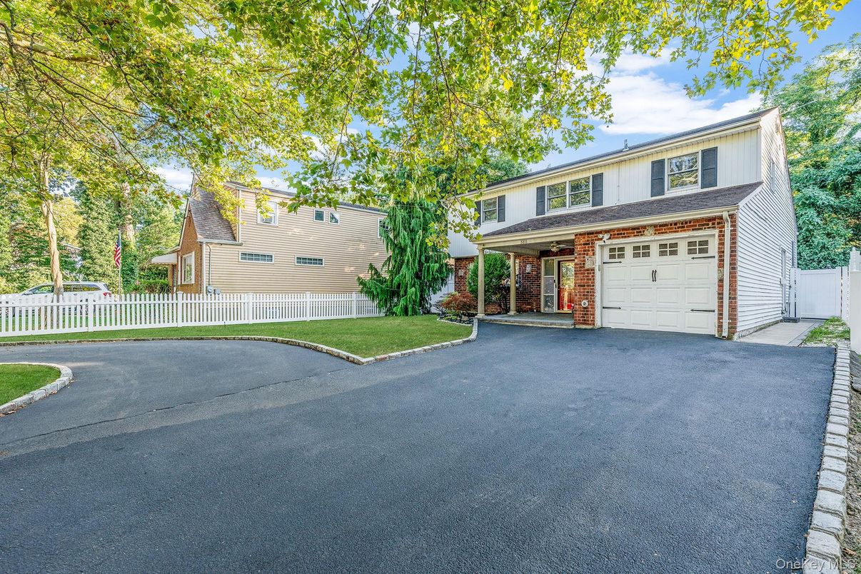 Attached, Exterior, Facade, Brick Facade, Georgian