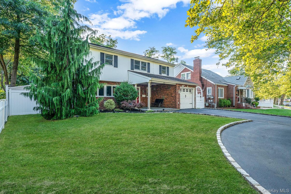 Attached, Backyard, Exterior, Facade, Brick Facade, Georgian