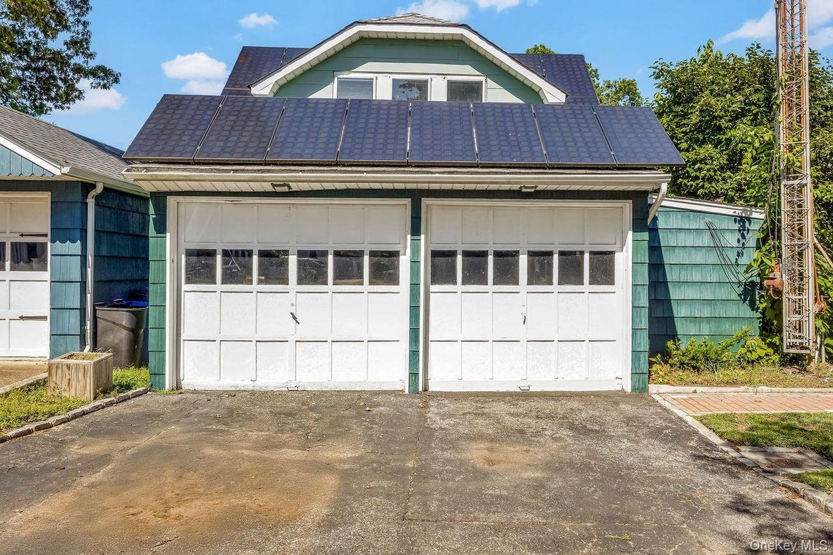 Attached, Exterior, Facade, Ranch