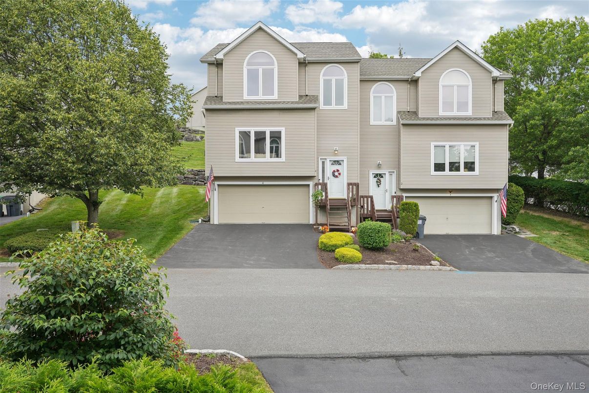 Attached, Exterior, Facade, Raised Ranch