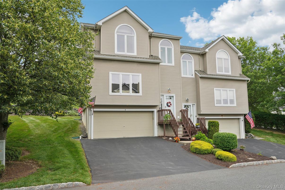 Attached, Exterior, Facade, Raised Ranch