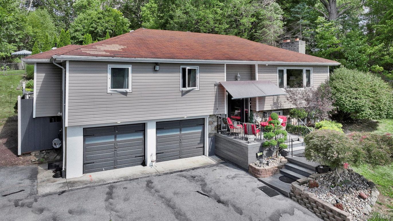 Attached, Exterior, Facade, Raised Ranch