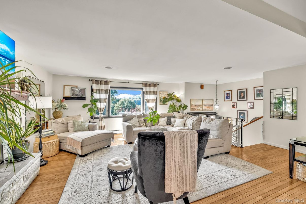 Interior, Living room, Pendant Lights, Wood Texture Flooring