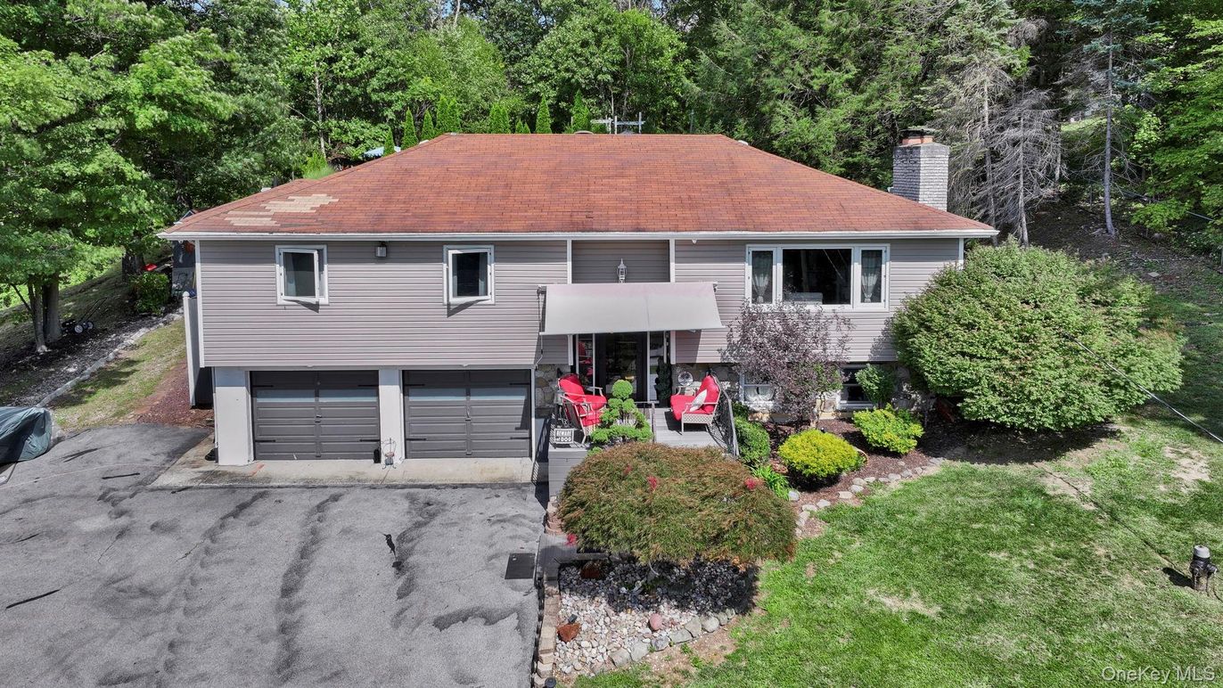Attached, Exterior, Facade, Raised Ranch