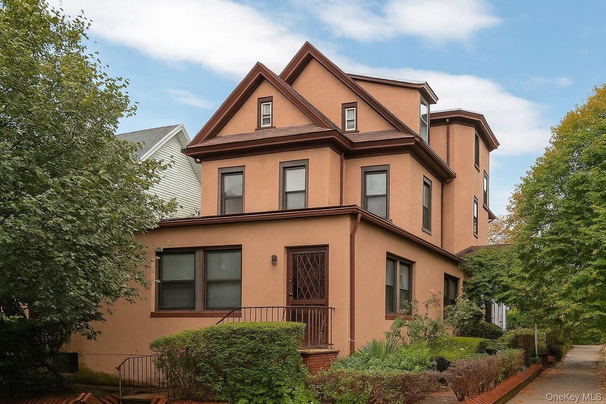 Exterior, Facade, Queen Anne Victorian