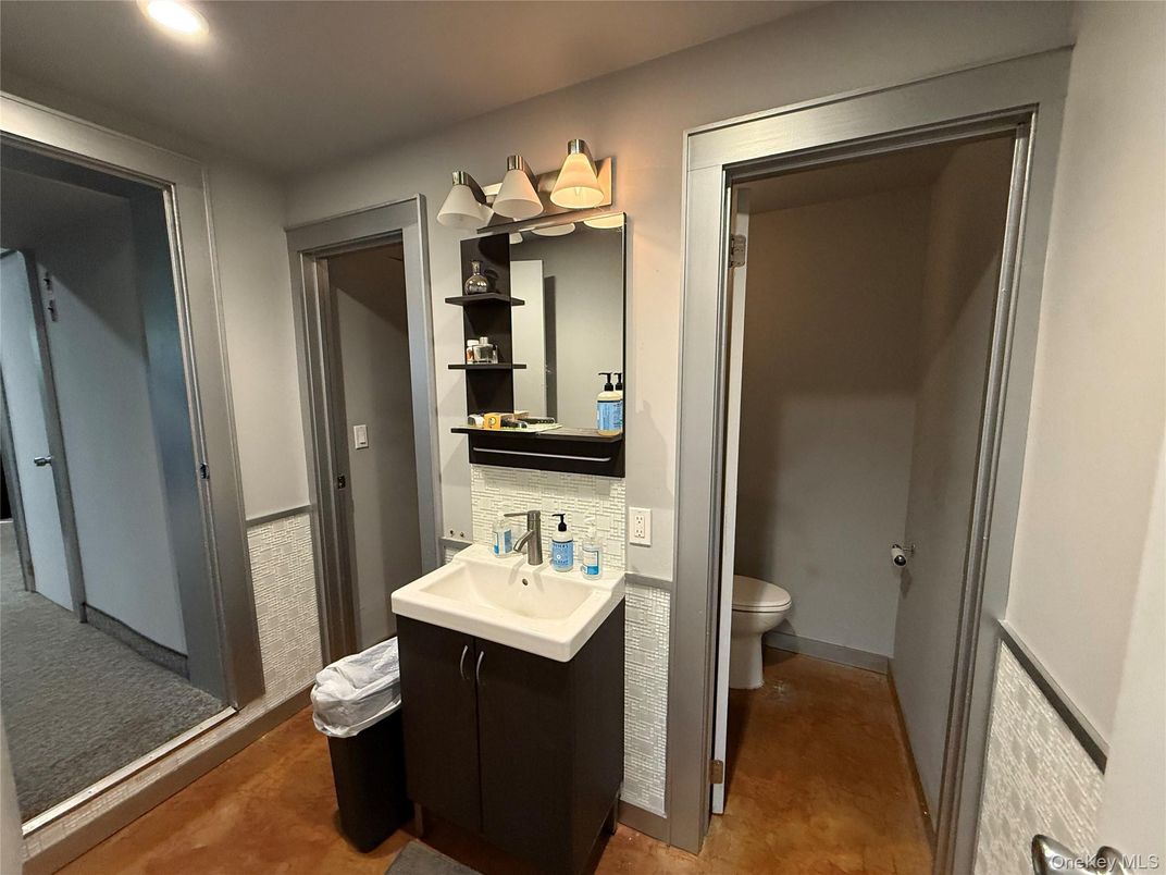 Bathroom, Interior, Recessed Lighting